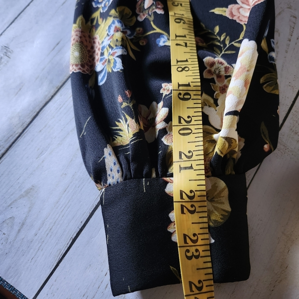 Zara Floral Black Long Puffed, Button Sleeved, Deep V, Crop Top Size Small - Picture 10 of 15